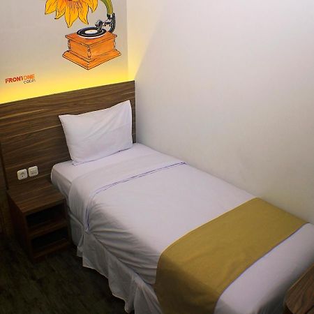 Front One Cabin Malioboro Jogja Γιογκιακάρτα Εξωτερικό φωτογραφία