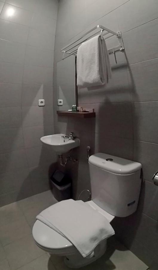 Front One Cabin Malioboro Jogja Γιογκιακάρτα Εξωτερικό φωτογραφία
